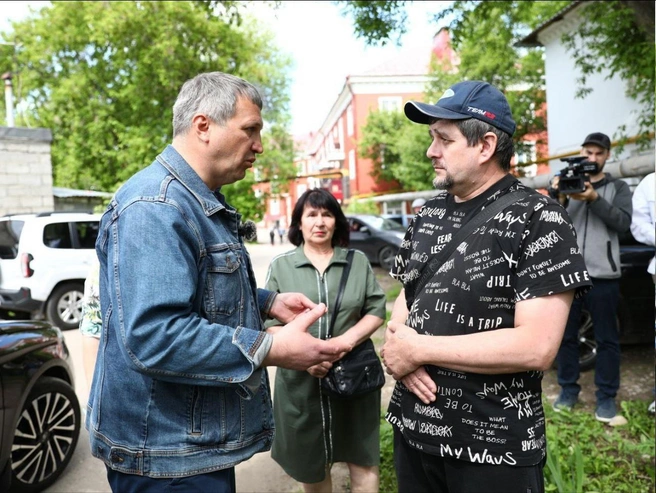 Иван Носков и старший по дому № 39 Рафаэль Хатыпов | Источник: Иван Носков Глава города Самара / Vk.com