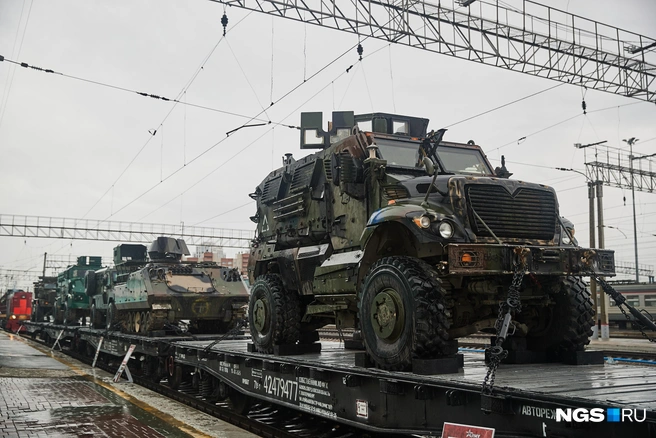 Новосибирцы смогли посмотреть на образцы вооружения российской армии и трофеи из стран НАТО | Источник: Александр Ощепков / NGS.RU