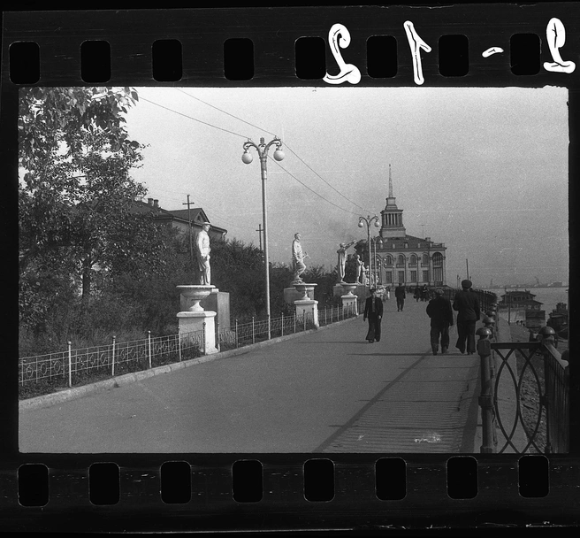 Набережная у вокзала в 1954 году | Источник: Гонтаровский / предоставлено БЦ «Речной»