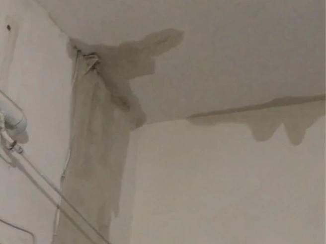 На протекающую крышу люди жалуются вновь | Источник: читатели V1.RU