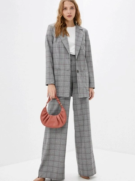 Костюм AvemodЦена: 14 490 руб.Где купить: lamoda.ru