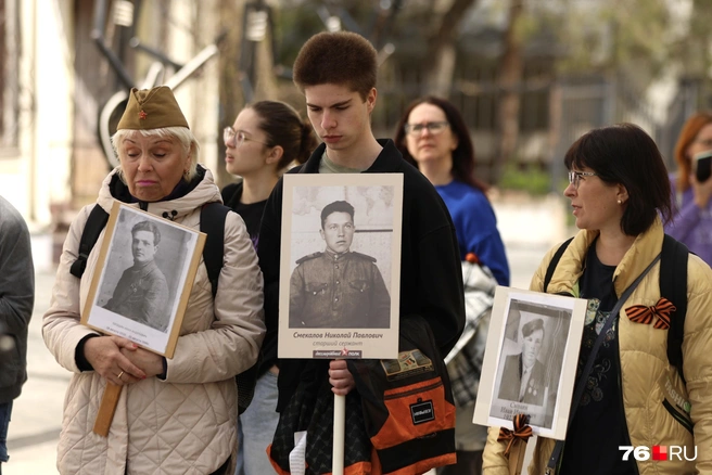Участники акции несли портреты членов семьи, участвовавших в Великой Отечественной войне | Источник: Александр Куренной / 76.RU