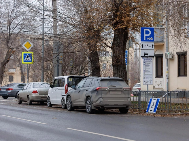 Для создания парковочных мест пришлось сузить правые полосы движения с обеих сторон улицы. | Источник: Алексей Волхонский / V1.RU