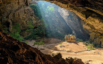 Солнце освещает королевский павильон в тайской пещере