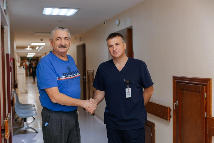 Пациент с хирургом Алексеем Петровым перед выпиской | Источник: AMPIR/НМИЦ им. Мешалкина