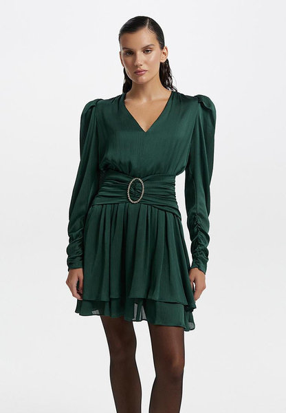 Зеленое мини-платье с пряжкой в стразах