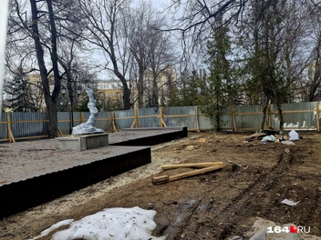 За забором работа стоит | Источник: Виктория Федорова / 164.RU