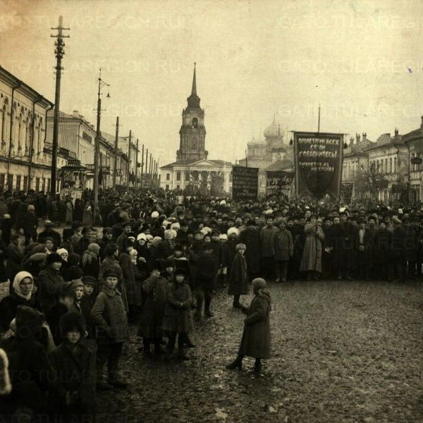 Одни из самых редких фотографий&nbsp;— сделана с демонстрации на улице, которая ныне называется проспектом Ленина | Источник: Фотомастерская «Модерн», 7 ноября 1922 года / Тульский государственный архив