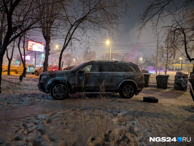 Водитель встал на газон | Источник: подписчик телеграм-канала NGS24.RU
