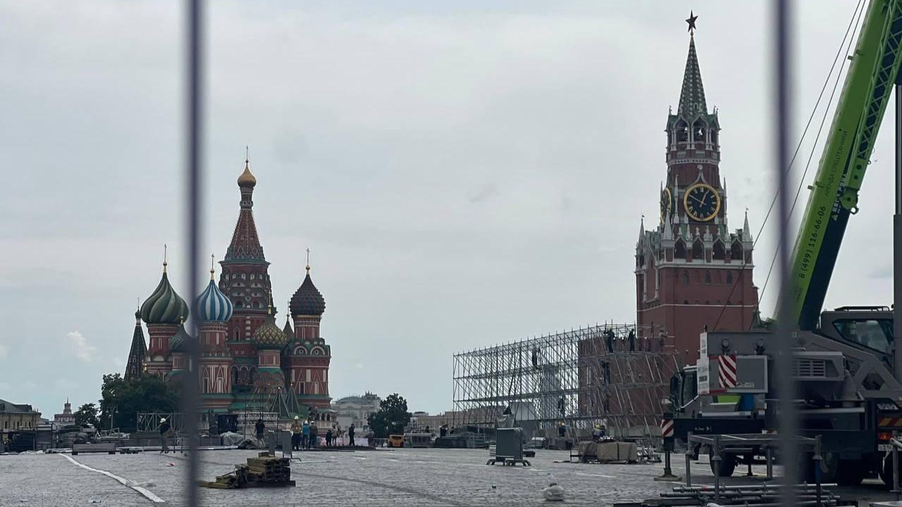 Перекрытия, толпы москвичей и гостей столицы. Что происходит на Красной площади после праздничного концерта: фото