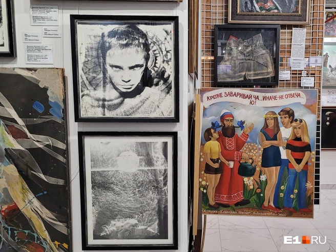 На переднем плане — фотографические эксперименты Евгения Малахина (часть экспозиции в Музее андеграунда) | Источник: Александр Ашбель / E1.RU