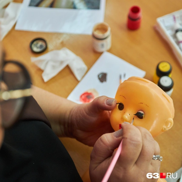 Макияж коллекционер восстанавливает акриловыми красками, … | Источник: Роман Данилкин / 63.RU