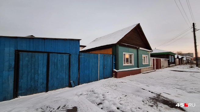 Часть домов на Бурова-Петрова жилые, хозяева за ними следят и благоустраивают | Источник: Александр Лисихин / 45.RU
