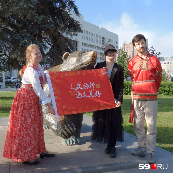 Пермский мишка привлёк внимание китайских гостей города | Источник: Кирилл Хафизов / 59.RU
