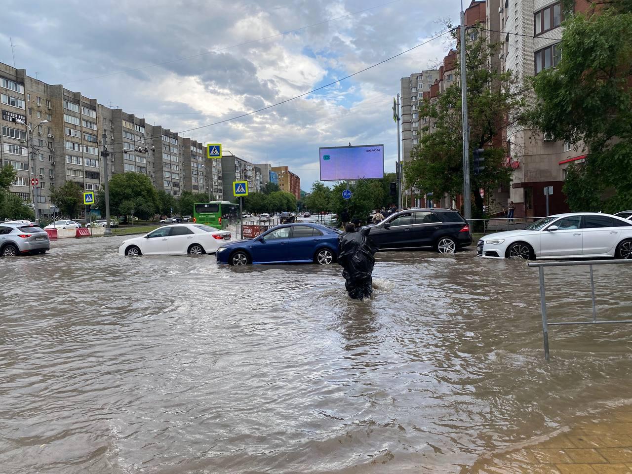 Из машин лилась вода, а улицы превратились в грязевые реки. Как Тюмень пережила мощный ливень — в одном видео