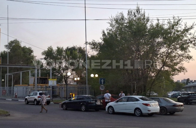 Вечер 17 августа, очередь к заправке «Роснефти» в Воронеже в юго-западном районе. Водители уже забивают места, чтобы успеть заправиться с утра подешевле | Источник: Алёна Воропаева / Voronezh1.ru