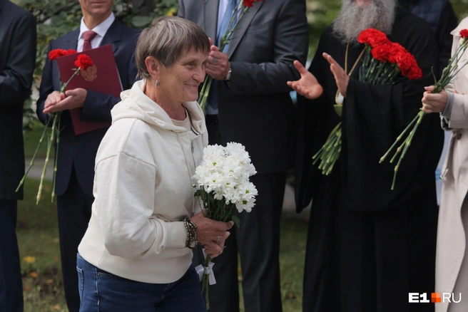 Ирина Сергеевна с улыбкой шла с цветами | Источник: Соня Радостина / E1.RU
