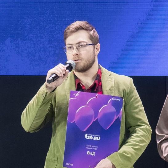 <p>Денис Звонцов</p>