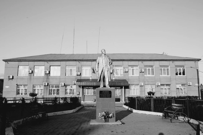 Здание администрации Забайкальского округа. Внутри все очень скромно и скрипят полы. Памятники Ленину часто встречаются возле мэрий в районах, и это всегда очень трогательно выглядит, потому что они напоминают о прошлом, в котором верили в светлое будущее, а сегодня вокруг них часто&nbsp;разруха и забвение | Источник: Александр Хамраев / СHITA.RU