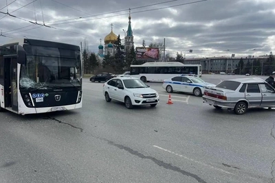 В Омске ВАЗ врезался в автобус: есть пострадавший
