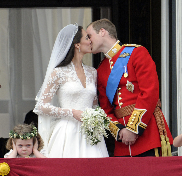 Вспоминаем как это было: 15 фото со свадьбы Кейт Миддлтон и принца Уильяма, которые поразили мир