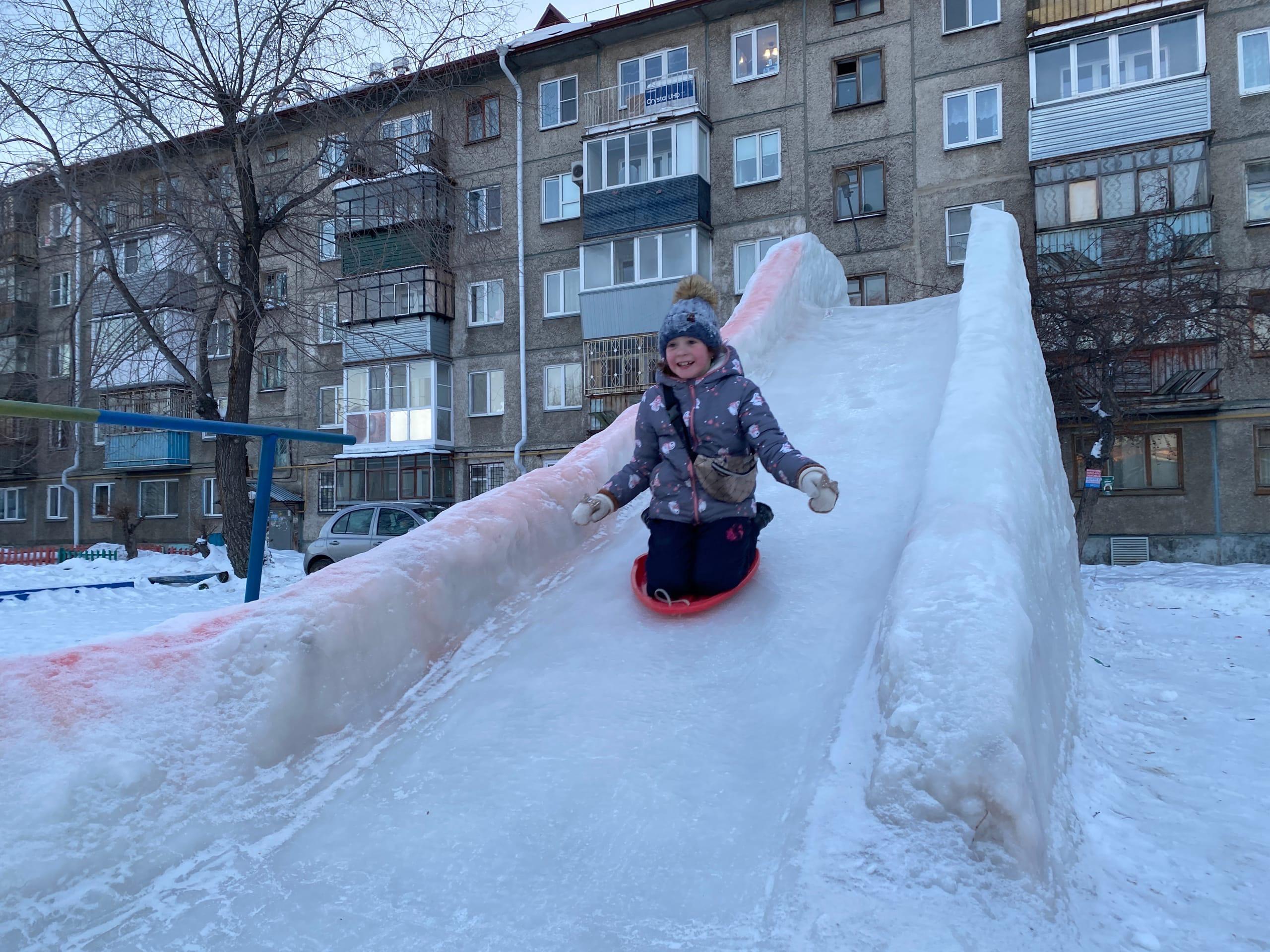 «Дети говорят, лучше, чем на площади»: двое курганцев залили крутую ледяную  горку во дворе