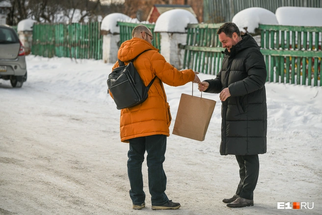 Подарок надо обязательно положить в непрозрачный пакет | Источник: Артем Устюжанин / E1.RU