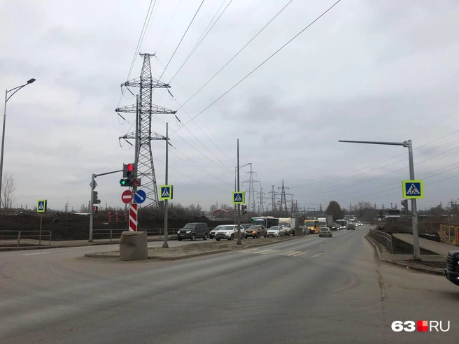 Пробка у поворота на Карла Маркса с Ракитовского шоссе бывала и раньше, но не такая большая и не в обеденное время | Источник: Алексей Ногинский / 63.RU