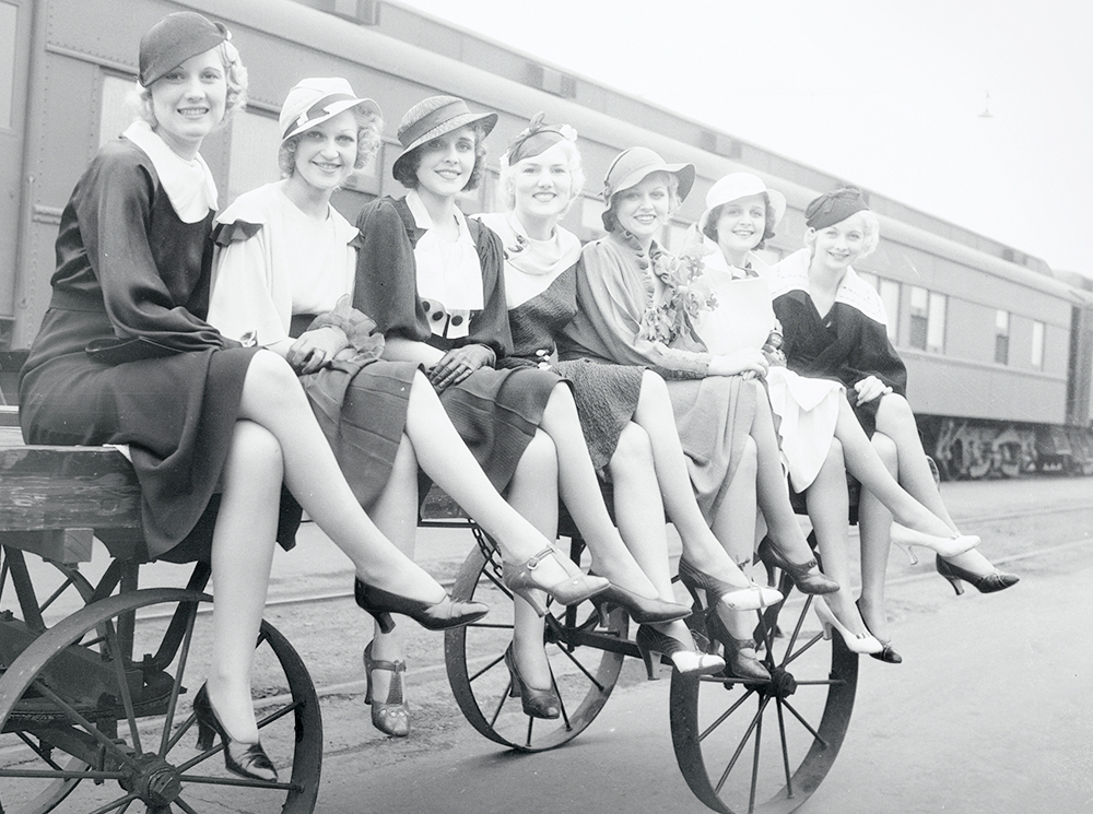 Девушки в разных моделях лодочек, 1933 г. | marieclaire.ru