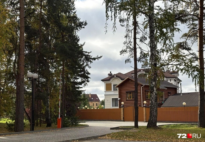Въезд на территорию хозяйского дома в самом парке перекрыт шлагбаумом. Сотрудники просят не гулять около этих владений  | Источник: Мария Токмакова / 72.RU