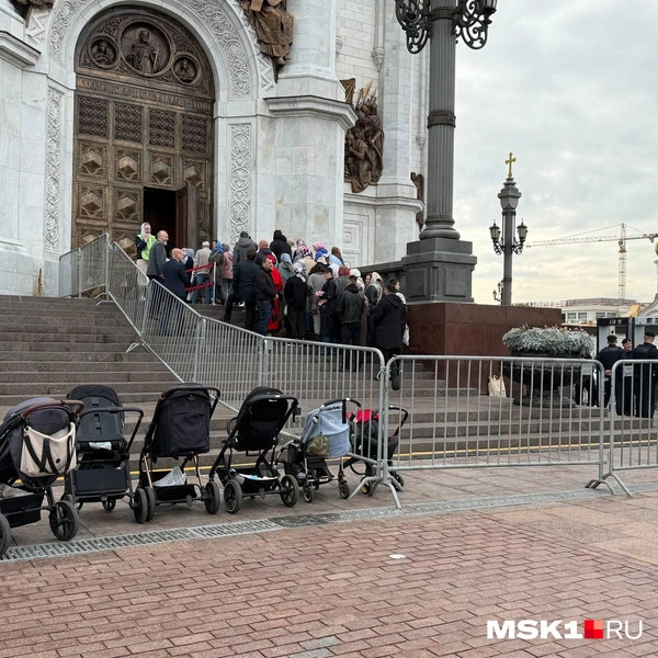 Вот такая парковка для детских колясок организовалась у храма | Источник: Елена Халматова / MSK1.RU