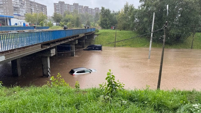 «Ситуация очень опасная». Череповец заливает — под мостом сошел оползень, машины тонут | Источник: телеграм-канал мэра города Череповец