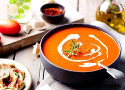Томатно-сливочный суп с сырными гренками: сытный рецепт от Гордона Рамзи, который сразит вас наповал