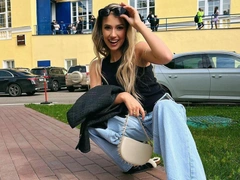 Алина Загитова опубликовала видео, где гоняет на Гелендвагене на красный свет