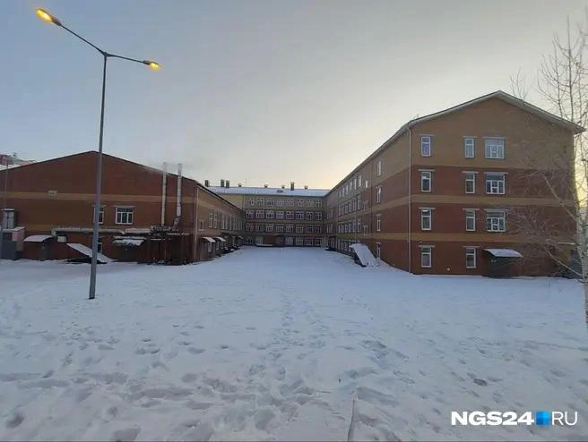 Трое детей в реанимации, восьмиклассница — в ИВС. Что творится в красноярской школе после поджога и нападения | Источник: Геннадий Денисов / NGS24.RU