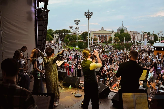 Также во второй раз пройдет форум Jazz Across Borders&nbsp;— первая в России профессиональная площадка для встречи мирового и российского джазового сообщества | Источник: Московский джазовый фестиваль