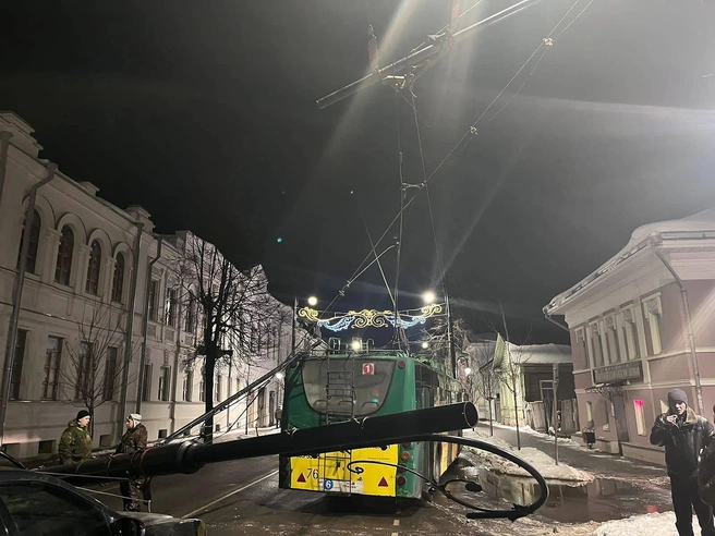 Рядом с местом происшествия собралась толпа зевак | Источник: Дмитрий Рудаков \ vk.com