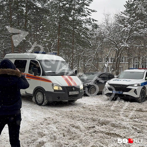 На месте ЧП также ДПС и спасатели | Источник: Алексей Кожевников / 59.RU