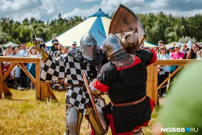 На фестивале можно пострелять из лука | Источник: Кирилл Башинский / NGS55.RU
