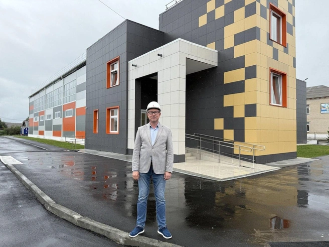 Директор ЮУ КЖСИ Михаил Демаков на фоне нового ФОКа в Еткуле | Источник: ЮУ КЖСИ