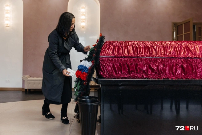 Она всё выставляет перед церемонией, чтобы зал выглядел достойно | Источник: Ирина Шарова / 72.RU