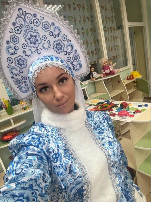 Ксения была на работе в образе Снегурочки. Дети старшей группы тоже выбирают такой образ | Источник: Читательница Ксения
