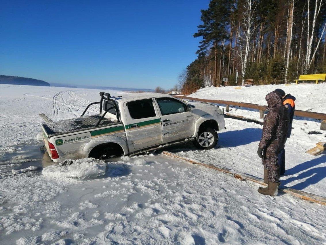 Можно на машине на лед. Авто провалилась под лед. Провались на машине под лед. Провалились на Байкале под лед провалился автомобиль. Машина провалилась под лед на Байкале.