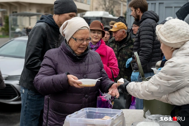 Не у всех нет дома. Пожилые люди стараются отложить деньги на оплату коммуналки и лекарств, а поесть — вместе с бездомными | Источник: Евгений Вдовин / 161.RU