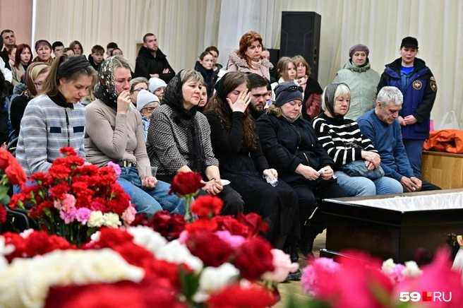 Родные не могут сдержать слёз | Источник: Василина Любимова / 59.RU