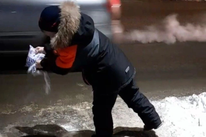 Чувство, когда ты рассыпаешь соль и это не к ссоре | Источник: Алена Алена / T.me