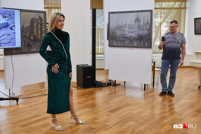 Платье из бархата&nbsp;— не раритет из бабушкиного сундука, а модный лук! | Источник: Евгений Зиновьев / 63.RU 