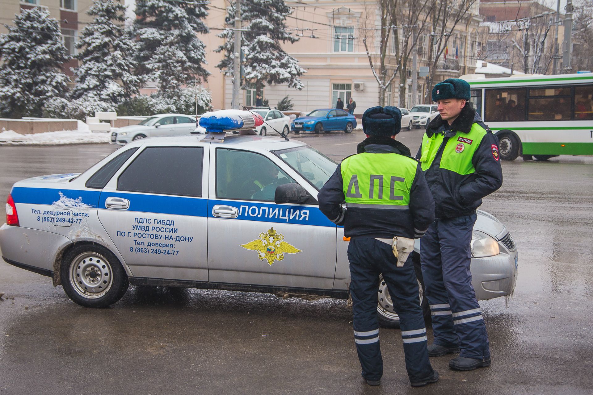 На Западном в Ростове женщина упала, пытаясь зайти в автобус. Машина переехала ей ногу 