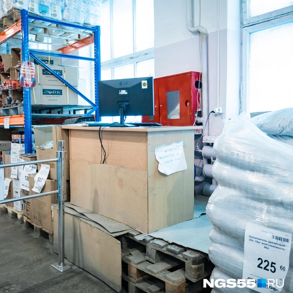 Место охранника рядом со входом в магазин | Источник: Кирилл Башинский / NGS55.RU