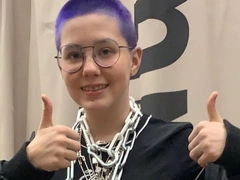 Черные ногти, стрижка «ежик», фиолетовые волосы: 12-летняя дочь Глюкозы растет неформалкой